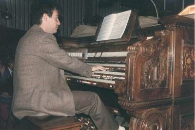 Umberto alla console dell'organo di Pontida